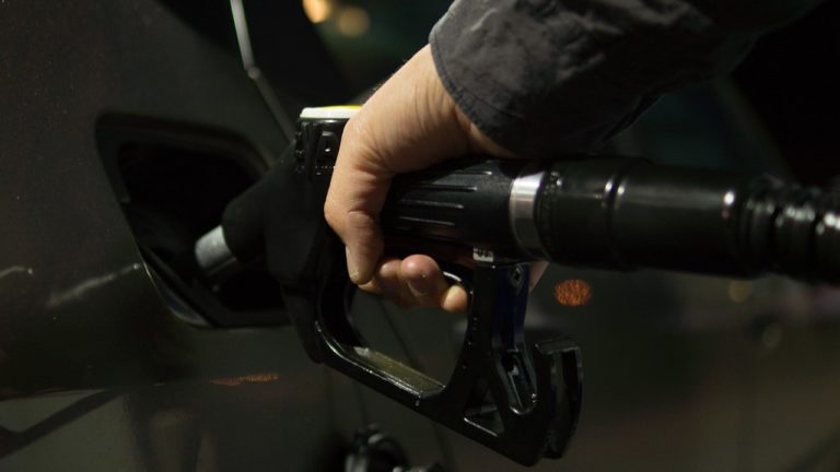 Caen ingresos de Pemex, pero IEPS a gasolinas entra al rescate