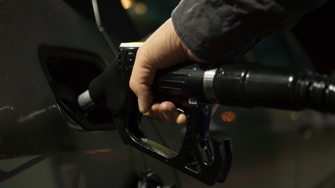 El gobierno da menos estímulos a la cuota del IEPS a gasolinas. Foto: Pixabay.