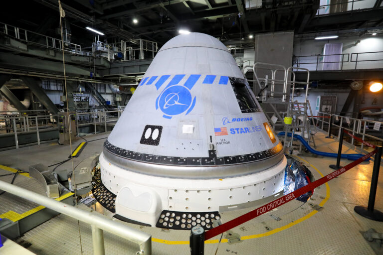 Aplaza la NASA primer vuelo tripulado de Starliner a la Estación Espacial